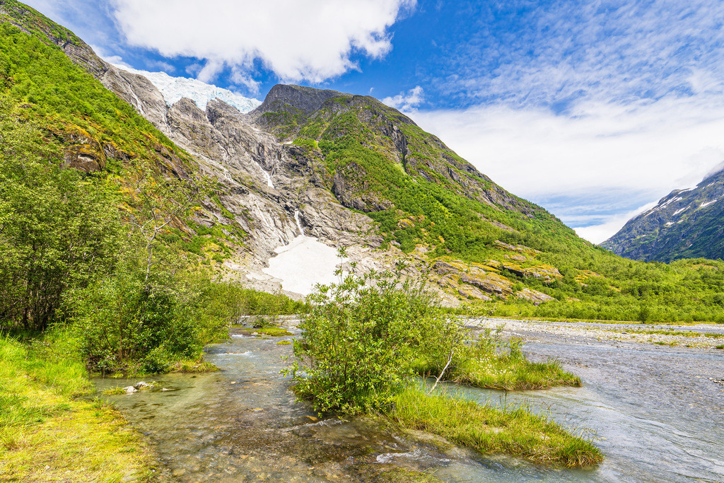Blick auf die Gletscherzunge Supphellebreen nahe Fjærland in Norwegen | Blick auf die Gletscherzunge Supphellebreen nahe Fjærland in Norwegen.
