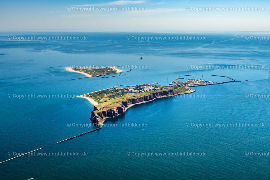 Helgoland_ELS_0078130822 | HELGOLAND 13.08.2022 Die Insel Helgoland in der Nordsee mit dem Hafengelände auf Helgoland im Bundesland Schleswig-Holstein. Weiterführende Informationen bei: Helgoland Tourismus-Service. // The island of Helgoland in the North Sea to the port area on Helgoland in Schleswig-Holstein. Further information at: Helgoland Tourismus-Service. Foto: Martin Elsen