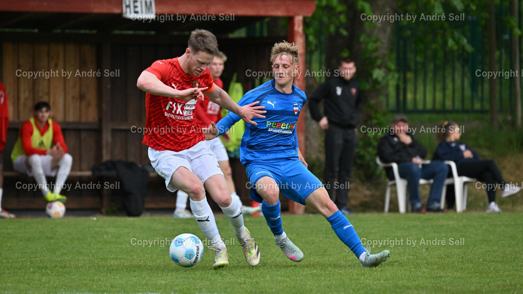 SSG Rot-Schwarz Kiel vs Inter Türkspor Kiel | Mika Rosenthal (Kiel #12) / Justin Petersen (Inter #10) / Fußball-Landesliga Schleswig Männer 2024/2025 / SSG Rot-Schwarz Kiel vs Inter Türkspor Kiel / Sportplatz Meimersdorf / Kiel / 24.05.25 - Realisiert mit Pictrs.com