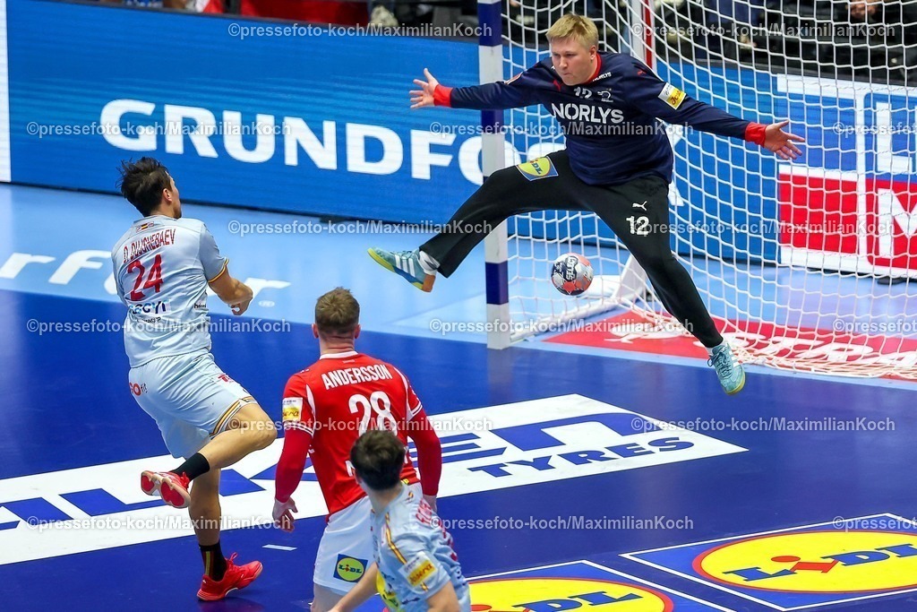 EHF24012602138 | 24.01.2026, Handball, Men's EHF EURO 2026, Dänemark -Spanien, Jyske Bank Boxen in Herning, Dänemark, Main Round:  Daniel Dujshebaev Dovichebaeva (Espania #24) wirft auf das Tor von  Emil Nielsen (Denmark #12)
