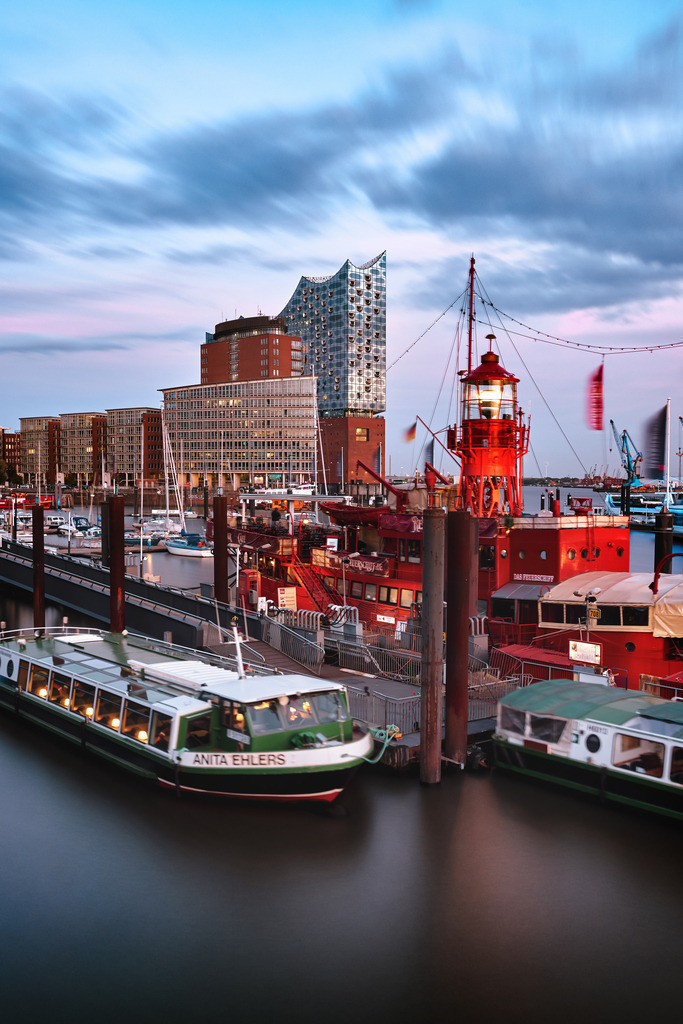 10241125 - Feuerschiff und Elbphilharmonie | Blick auf das Feuerschiff und die Elbphilharmonie am Abend.