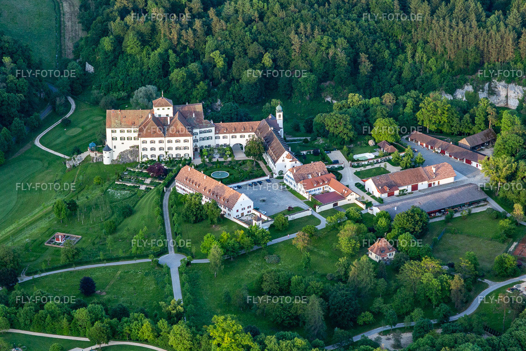 Der Country Club Schloss Langenstein - Der Golfplatz am Bodensee https://www.schloss-langenstein.com/der-country-club/turniere/ | Luftbild: Der Country Club Schloss Langenstein - Der Golfplatz am Bodensee https://www.schloss-langenstein.com/der-country-club/turniere/ im Ortsteil Orsingen in Orsingen-Nenzingen im Bundesland Baden-Württemberg in Deutschland. Foto: IMG_131858.jpg vom 25.05.2022 durch ©2025 Werner Riehm fly-foto.de/copyright - Realisiert mit Pictrs.com