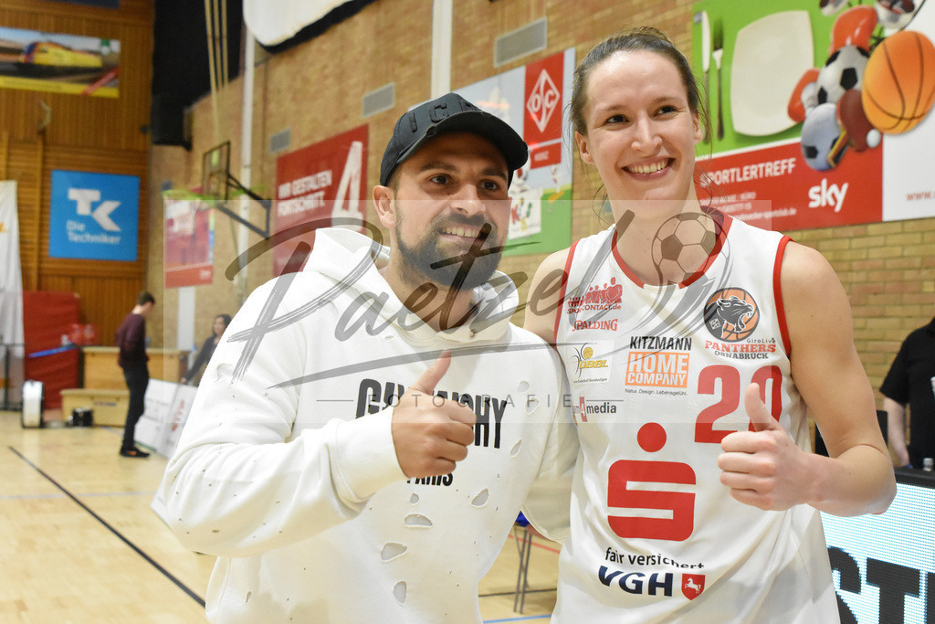 20200126_PANHAL_0072 | Basketball, Frauen: Marcos Alvarez (VfL Osnabrück) und Kata Takacs (GiroLive-Panthers Osnabrück) schauen beim Spiel der Toyota DBBL zwischen GiroLive-Panthers Osnabrück vs. GISA LIONS SV Halle am 26.01.2020 im Panthers Dome in Osnabrück, Deutschland.(Foto von Nico Paetzel) - Realisiert mit Pictrs.com