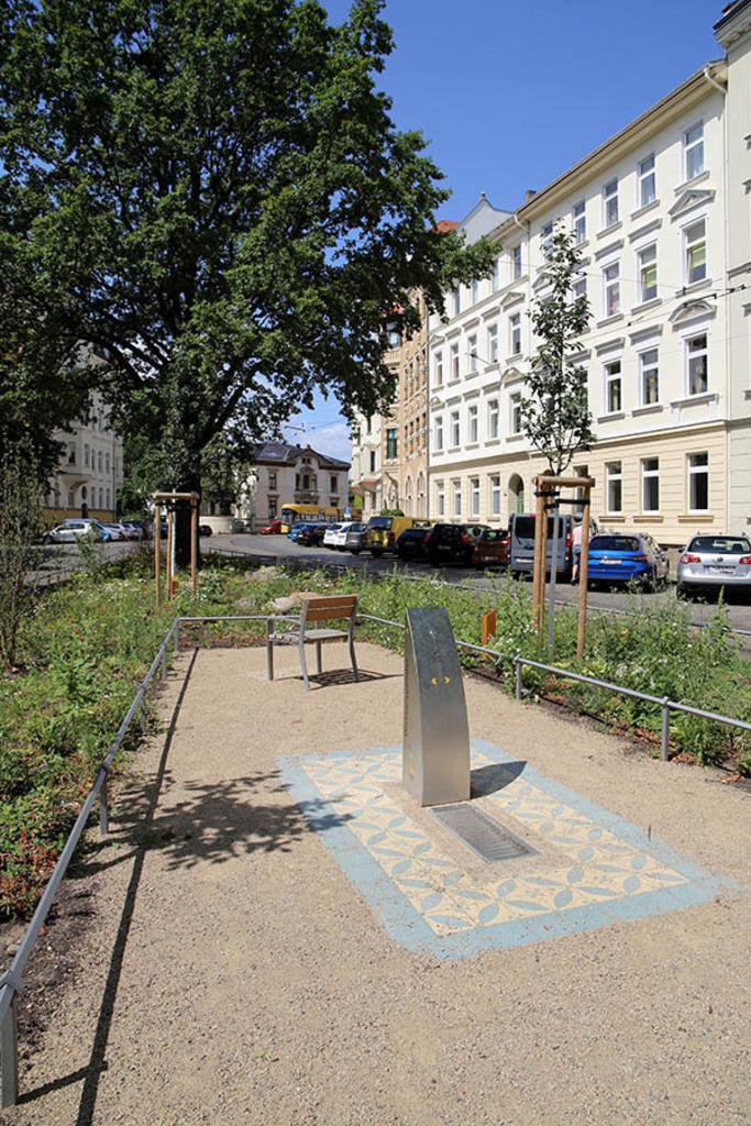 Leipziger Trinkbrunnen auf dem Gohliser Anger in der Menckestraße | Entdecke über 20 Kategorien Leipzig-Motive: Foto-Downloads, hochwertige Poster, Leinwand- & Fine-Art-Prints. Jetzt Lieblingsfoto im Bildlexikon Leipzig Shop bestellen!