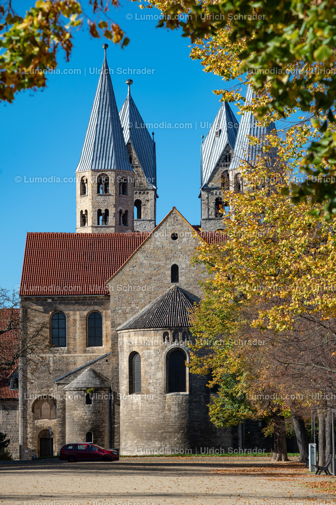 10049-13344 - Herbst am Domplatz in Halberstadt | Stockfoto und Bilderpool mit Bildmaterial aus Deutschland, dem Harz, Halberstadt, Quedlinburg, Wernigerode und weltweit. Qualitativ hochwertige und professionelle Fotos anschauen und kaufen. - Realisiert mit Pictrs.com