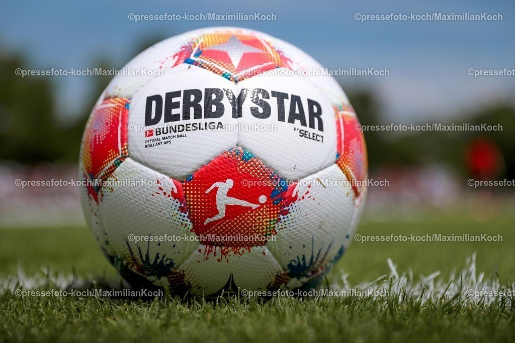 1FC12072501068 | 12.07.2025, Fußball, SV Bergisch Gladbach 09 - 1. FC Köln, Testspiel, BELKAW-Arena, Saison 2025 2026: Nahaufnahme offizieller Spielball der 1. Fußballbundesliga Bundesliga Derbystar Select mit Logo Emblem der BLDFB regulations prohibit any use of photographs as image sequences and or quasi-video.