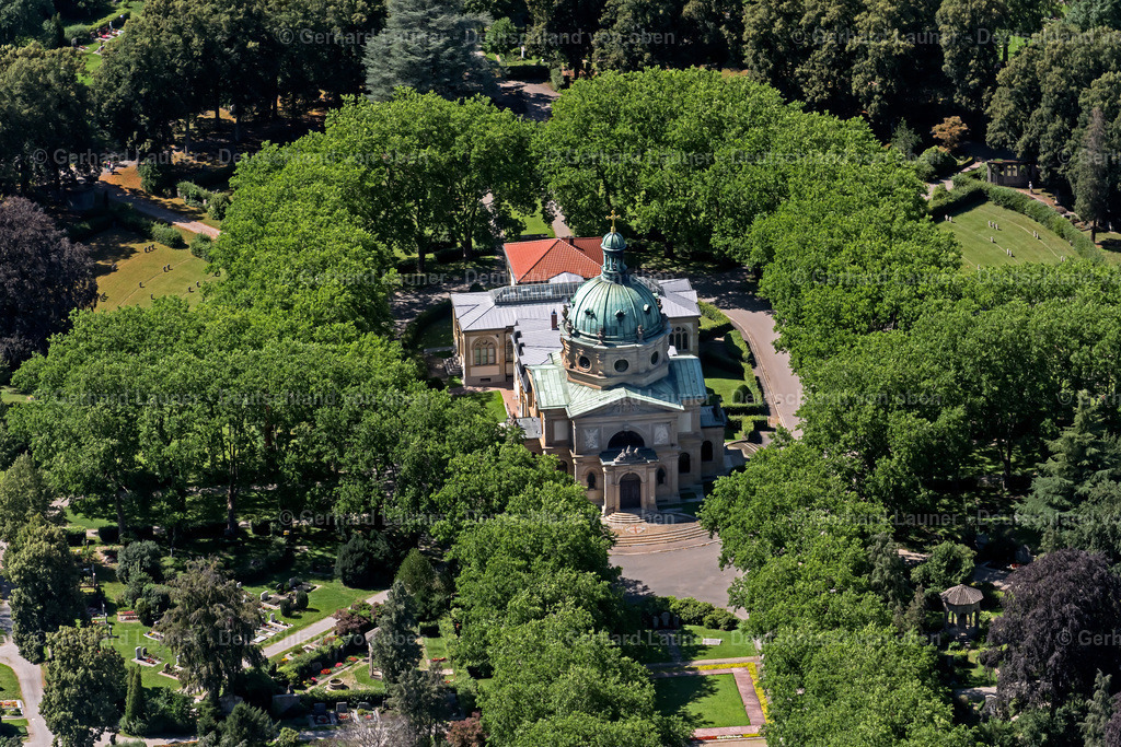 4033295 | FREIBURG IM BREISGAU 30.06.2020 Krematorium und Trauerhalle zur Beisetzung auf dem Gelände des Friedhofes an der Friedhofstraße im Ortsteil Stühlinger in Freiburg im Breisgau im Bundesland Baden-Württemberg, Deutschland. // Crematory and funeral hall for burial in the grounds of the cemetery on street Friedhofstrasse in the district Stuehlinger in Freiburg im Breisgau in the state Baden-Wuerttemberg, Germany. Foto: Gerhard Launer