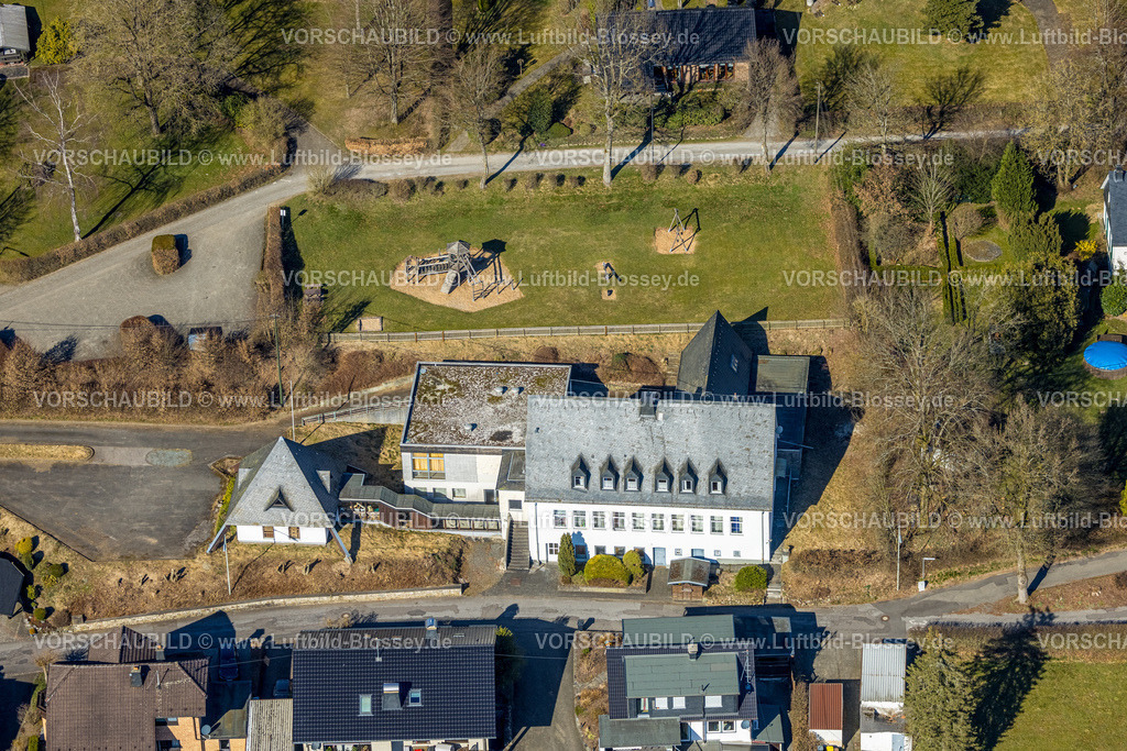 Kirchhundem250308321Rahrbach | Luftbild, Alte Schule Hochstraße und Spielplatz Rahrbach, Rahrbach, Kirchhundem, Sauerland, Nordrhein-Westfalen, Deutschland