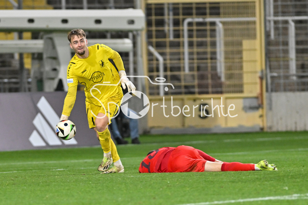 FC Bayern Amateure - TSV Schwaben Augsburg | am Ball Patrick SANDER (TSV #1) vor dem am Boden liegenden Arijon IBRAHIMOVIC (FC Bayern München II #10) / Regionalliga Bayern: FC Bayern Muenchen II - TSV Schwaben Augsburg, Gruenwalder Stadion am am 25.10.2024