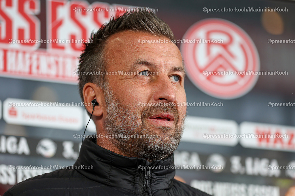 RWE3Liga25092401004 | 25.09.2024, Essen, Fußball,  Rot-Weiss Essen – Borussia Dortmund II (U23), bwin 3. Liga Herren, Stadion an der Hafenstraße, 7. Spieltag Saison 2024 2025: Trainer Christoph Dabrowski (Cheftrainer RWE) DFB regulations prohibit any use of photographs as image sequences and or quasi-video.