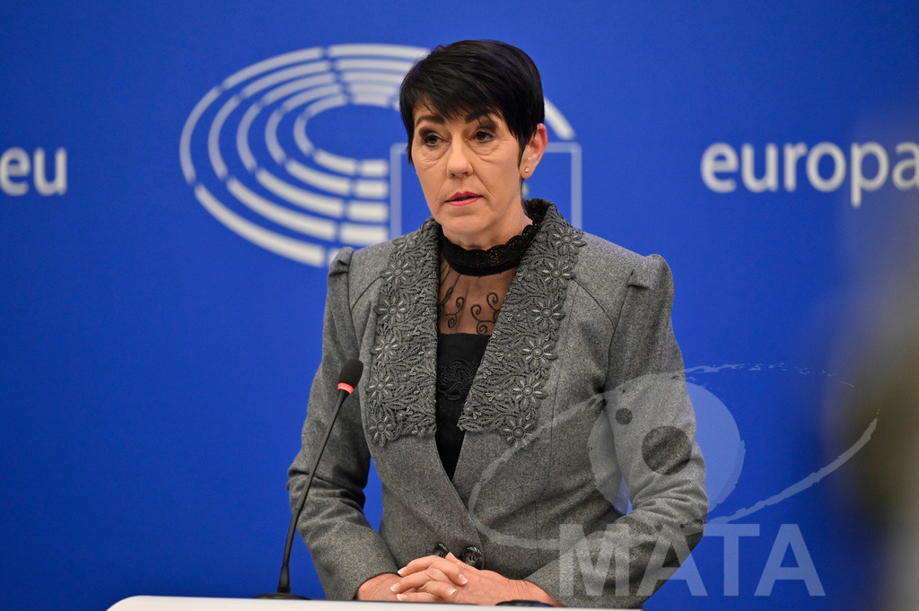 _DWI0165 | Politikerin Christine Anderson bei einer Pressekonferenz zum Thema ' Alarmierende Statistiken zu den Folgen des COVID-Lockdowns' im Europäischen Parlament. Straßburg, 18.01.2023 - Realisiert mit Pictrs.com