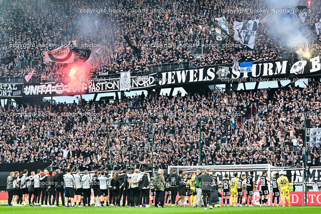 SK Puntigamer Sturm vs. SK Rapid Wien Siegerehrung, Impressionen | SK Sturm Fans, Bengalen, Jubel SK Sturm Mannschaft, SK Puntigamer Sturm vs. SK Rapid Wien Siegerehrung, Impressionen, SK Puntigamer Sturm vs. SK Rapid Wien Siegerehrung, Impressionen am 01.05.2024 in Klagenfurt (Wörthersee Stadion ), Austria, (Photo by Bernd Stefan)