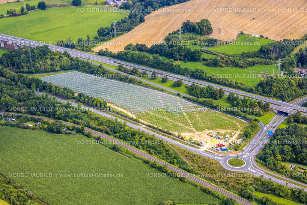 Arnsberg250806845 | Luftbild, Feld mit Baustelle für Freiflächen-Photovoltaikanlage Solarpark an der Autobahn A46, Kreisverkehr Casparistraße, Uentrop, Arnsberg, Ruhrgebiet, Nordrhein-Westfalen, Deutschland