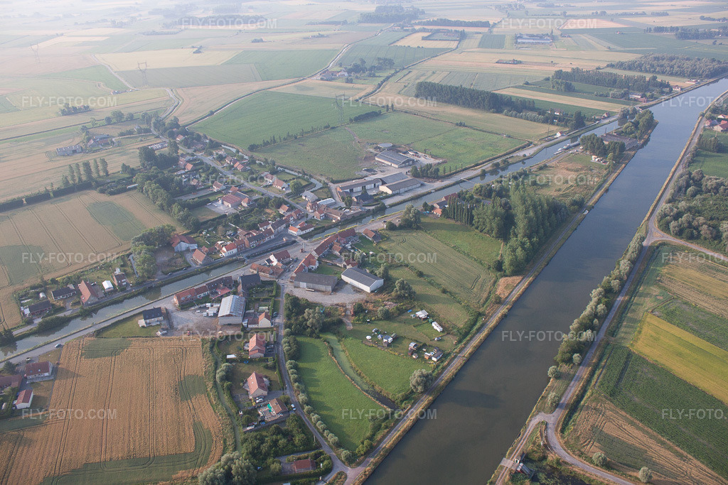 Aerial view: View of the town in Looberghe in the state North, France. – Photo: IMG_58894.jpg taken on 07/22/2013 by Werner Riehm/FLY-FOTO.com – Resolution of the original: 4752 x 3168 px