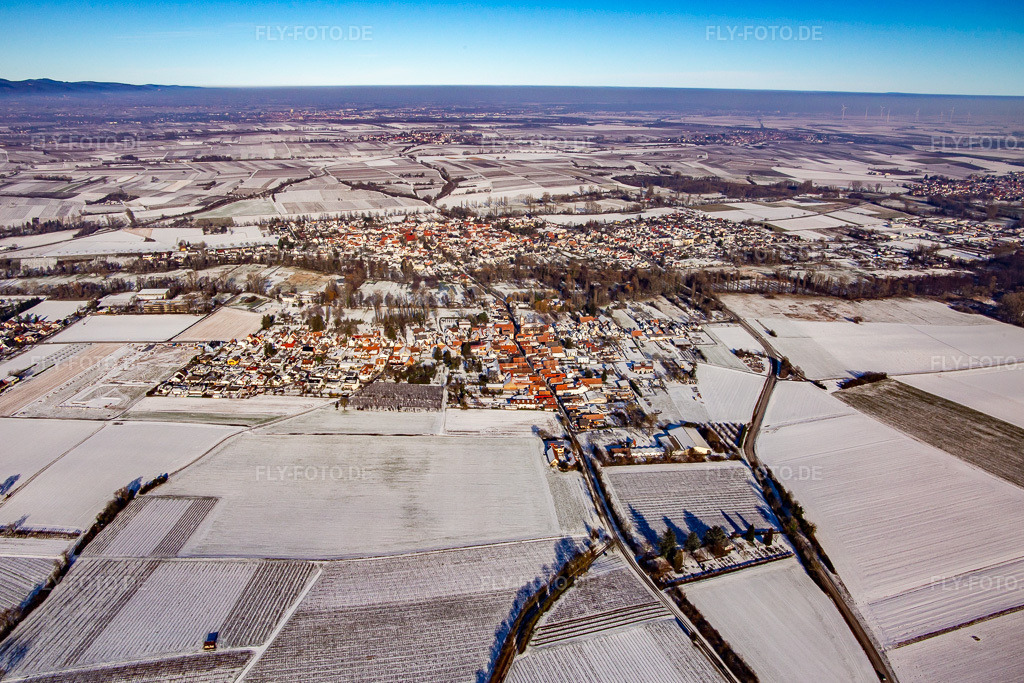 Luftbild: Ortsansicht von Süden Bei Winter im Schnee im Ortsteil Mühlhofen in Billigheim-Ingenheim im Bundesland Rheinland-Pfalz in Deutschland. Foto: IMG_139796.jpg vom 20.01.2024 durch Werner Riehm/FLY-FOTO.de