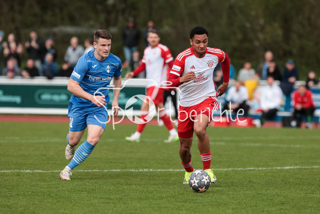 FV Illertissen - FC Bayern Amateure | im Duell Tobias RUEHLE (FVI #31) und Vincent MANUBA (FCB #20) / Zweikampf