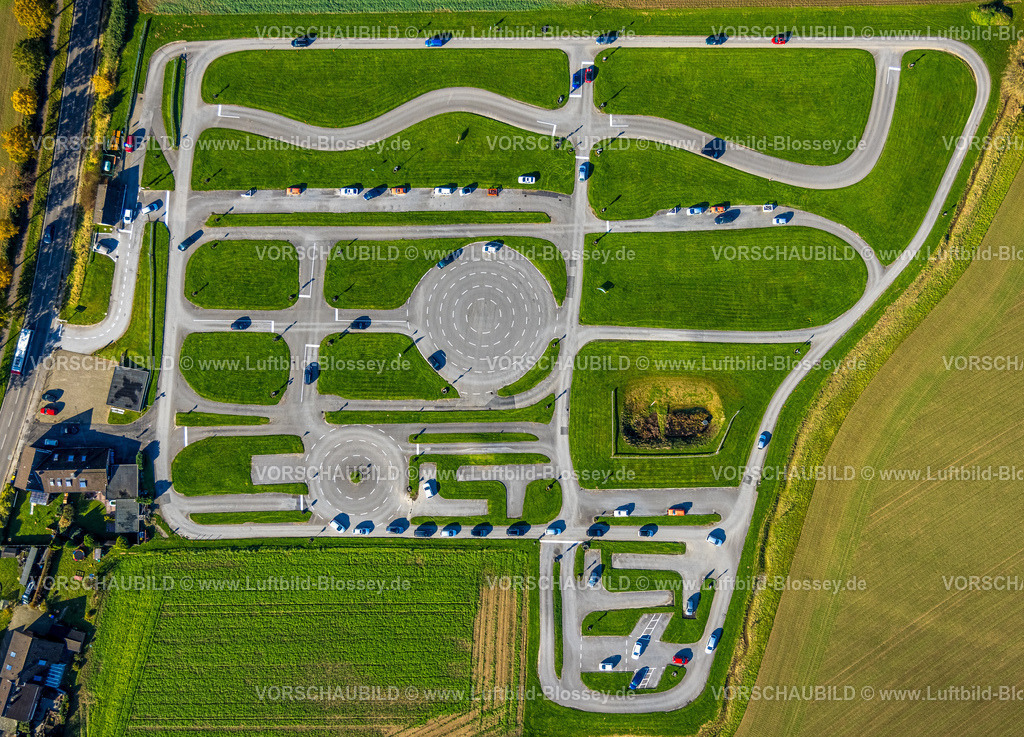 Mettmann231100274Verkehrsuebungsplatz-2 | Luftbild, Verkehrsübungsplatz Mettmann Übungsgelände für Fahrschüler, fahrende PKWs, umgeben von herbstlichen Laubbäumen, Mettmann, Rheinland, Nordrhein-Westfalen, Deutschland