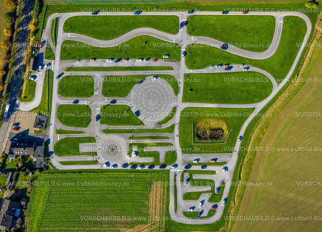 Mettmann231100274Verkehrsuebungsplatz-2 | Luftbild, Verkehrsübungsplatz Mettmann Übungsgelände für Fahrschüler, fahrende PKWs, umgeben von herbstlichen Laubbäumen, Mettmann, Rheinland, Nordrhein-Westfalen, Deutschland