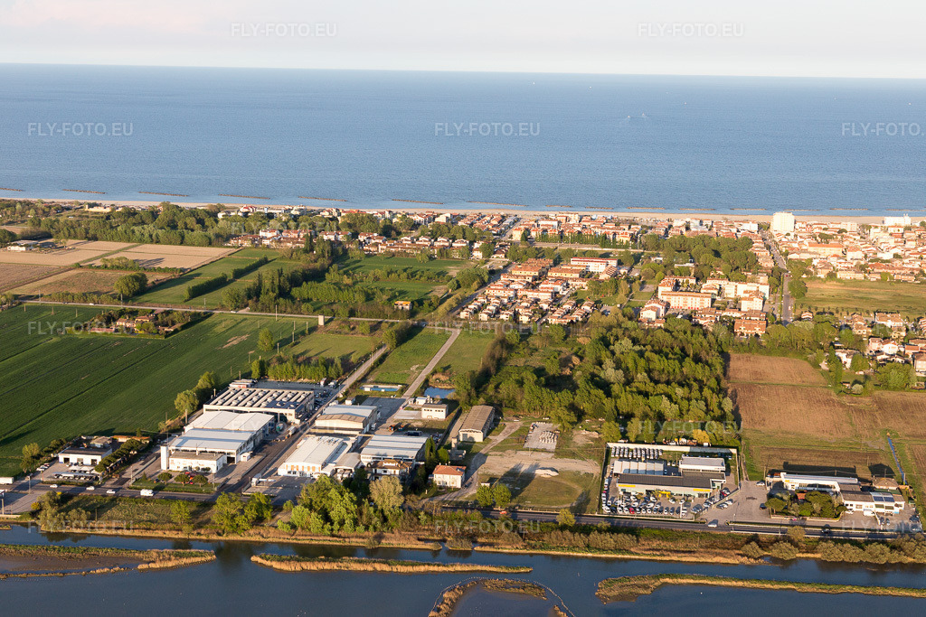 Vue aérienne: Vue de la ville à Porto Garibaldi dans le département Émilie-Romagne, Italie. Photo: IMG_098699.jpg prise le 06/04/2017 par Werner Riehm/FLY-FOTO.eu – Résolution de l'original: 5472 x 3648 px