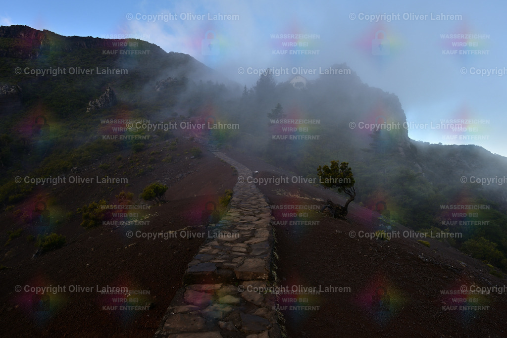 Der Weg zum Pico Ruivo | Der Weg von der Achada do Teixeira zum Pico Ruivo ist gut mit Natursteinen befestigt und geht hier Bergauf zur Berghütte unterhalb des Gipfel. Immer wieder ziehen Wolken und Nebel auf.