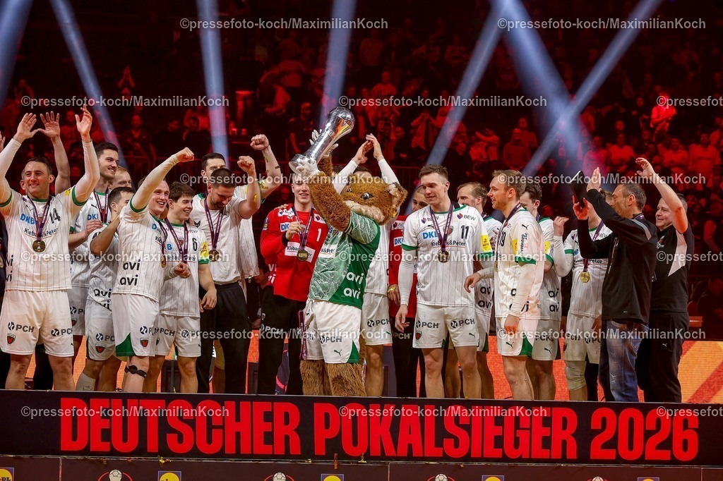 xSSCx19042602044 | 19.04.2026, xsscx, Handball, DHB-Pokal Lidl Final4, Finale, Füchse Berlin - Bergischer HC, Saison 2025 / 2026 Herren, Lanxess Arena, Köln: Die Mannschaft der Füchse Berlin feiert den Sieg im DHB-Pokal  Photo: xSandraxScherningxPressefotoKochx