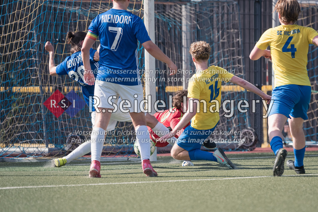 RS-1-132030 | Maximilian Benedict Moeller (#16, SCV) schiebt den ball an Yannik Schlewing (#20, NTSV) und Nico Schultz (#29, NTSV, Torwart) vorbei ins Tor.