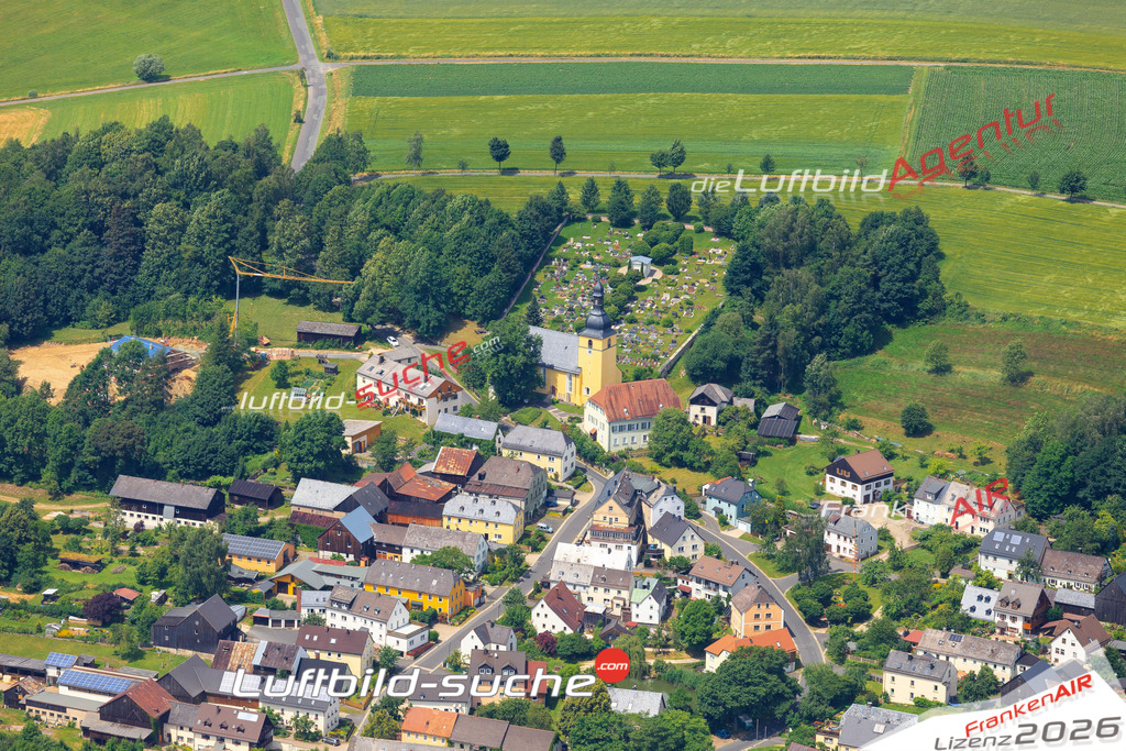 Die Luftaufnahme Schoenbrunn - Wunsiedel wurde vom UL-Flugzeug (keine Drohne) aus fotografiert.Hohe Druck- Auflösung-die Geschenkidee!