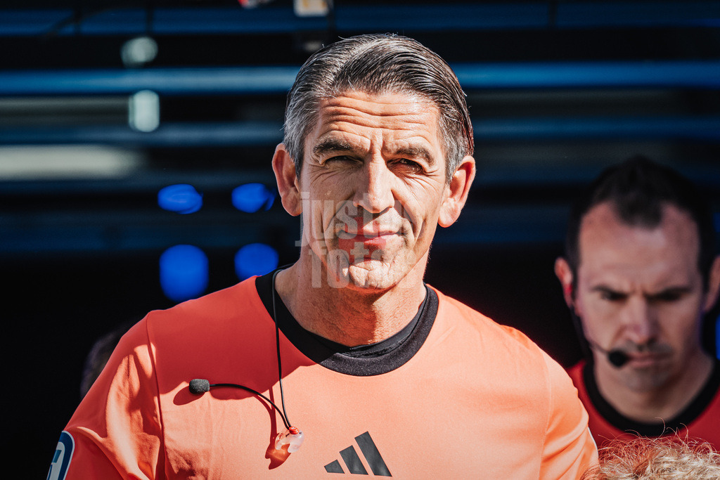 Fußball | Männer | Saison 2025/2026 | 1. Fußball-Bundesliga | 28. Spieltag | Hamburger SV vs. FC Augsburg | 04.04.2026 | Schiedsrichter Deniz Aytekin auf dem Weg in das Stadion