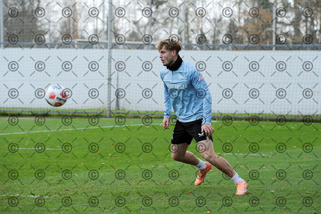 RGE_8186b | Hertha BSC, 2.Bundesliga, Herren, Saison 2025/26, Training, Niklas Hildebrandt ( Hertha BSC ),  Fotograf:  Ralf Gebhardt - Realisiert mit Pictrs.com