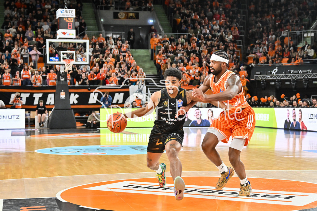 ratiopharm Ulm - Basketball Löwen Braunschweig | ULM, GERMANY - 10. JANUARY: im DUell Grant SHERFILED (Basketball Löwen Braunschweig) und Malik OSBORNE (ratiopharm Ulm 10) während dem Match zwischen Ratiopharm Ulm und Basketball Löwen Braunschweig am 15. Spieltag der easyCredit BBL in der Ratiopharm Arena
