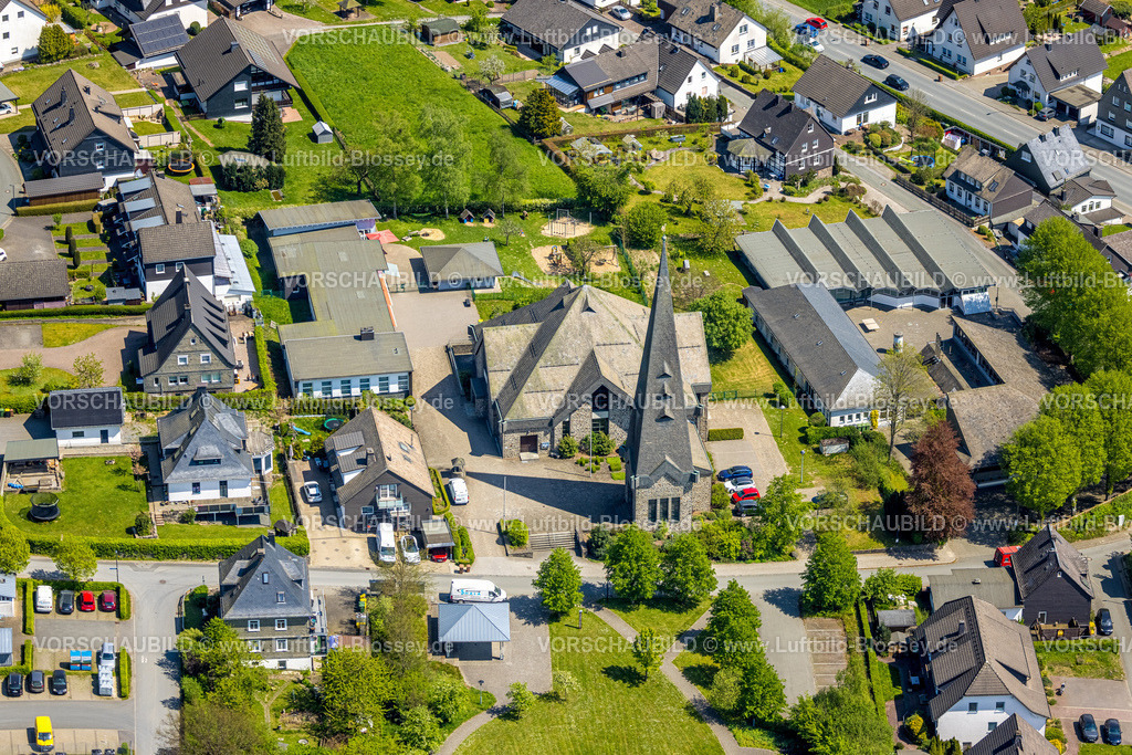 Schmallenberg240505260Gleidorf | Luftbild, Ortszentrum mit kath. Herz-Jesus-Kirche, Gemeinschaftsteilstandort Gleidorf der katholischen Grundschule, Kindergarten Kita Gleidorf, Gleidorf, Schmallenberg, Sauerland, Nordrhein-Westfalen, Deutschland