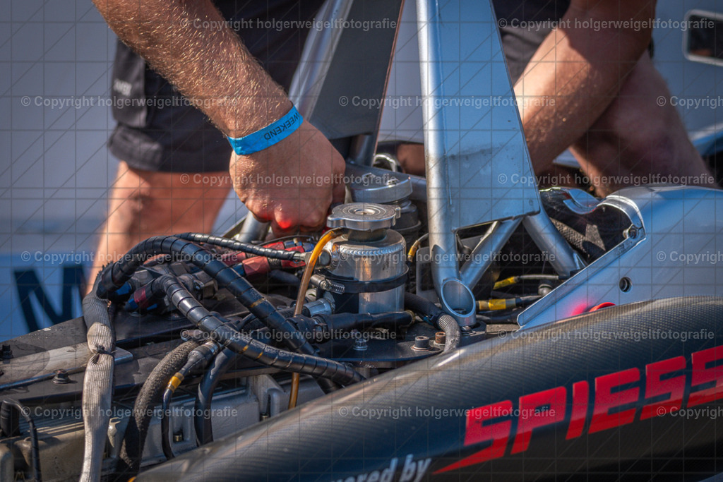 Screwdriver hands | Foto vom 3. Classic Motor Weekend 18. - 20. August 2023 auf dem Flugplatz in Obermehler - Realisiert mit Pictrs.com
