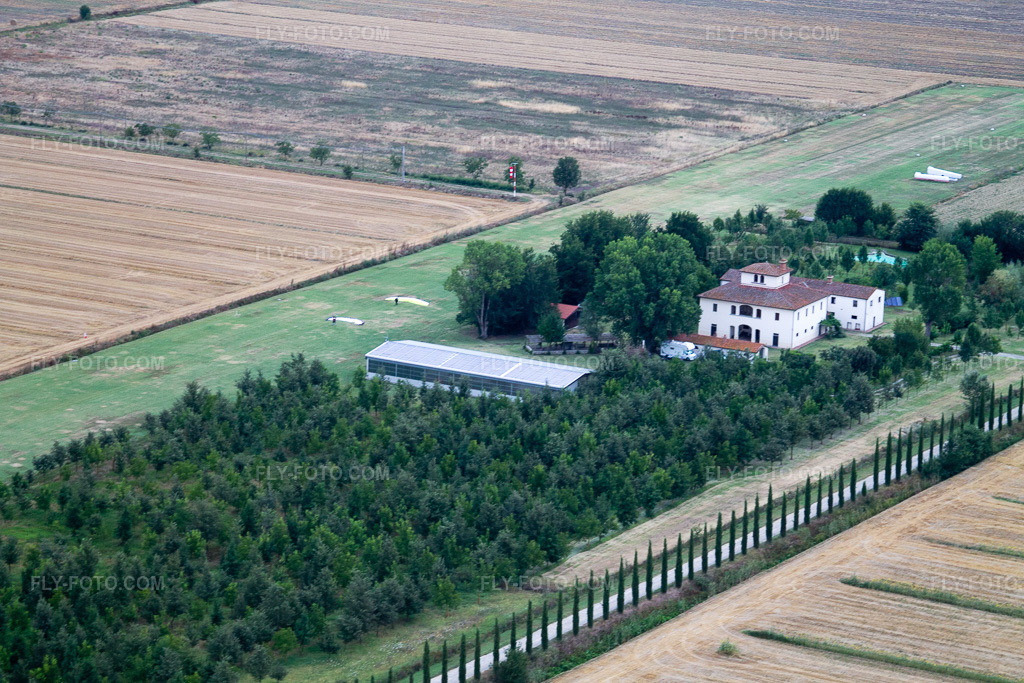 Aerial view: View of the town in Castroncello in the state Tuscany, Italy. – Photo: IMG_43220.jpg taken on 07/23/2011 by Werner Riehm/FLY-FOTO.com – Resolution of the original: 4272 x 2848 px