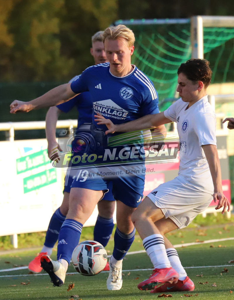 TuS Bruchmühlen - SV Enger-Westerenger | Auf dem Bild zu sehen: weiß TuS Bruchmühlen: Luis Manthey ; blau SV Enger-Westerenger: Philipp GerdenerTuS Bruchmühlen, SV Enger-Westerenger, Saison 25/26, Kreisliga A, Bruchmühlen, Deutschland - Realisiert mit Pictrs.com