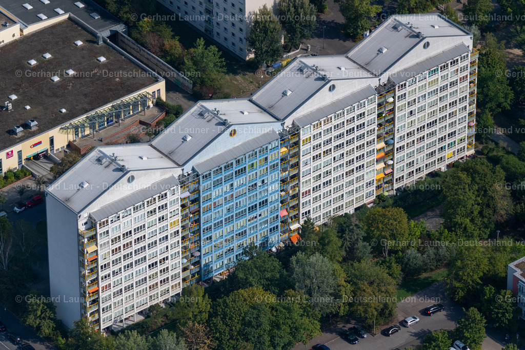 4039137 | LEIPZIG 14.09.2020 Hochhaus- Gebäude im Wohngebiet an der Hans-Marchwitza-Straße im Ortsteil Lößnig in Leipzig im Bundesland Sachsen, Deutschland. // High-rise building in the residential area on Hans-Marchwitza-Strasse in the district Loessnig in Leipzig in the state Saxony, Germany. Foto: Gerhard Launer