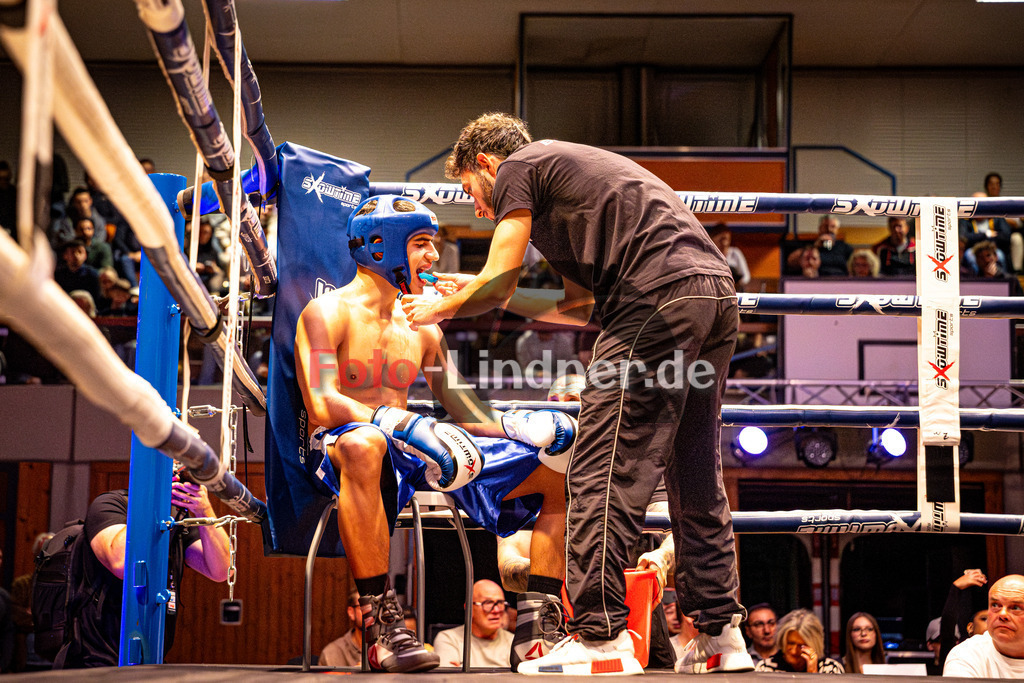 Kian Tok (Sparta Mun.) blau gegen Lukas Buathong (MFA Penz) rot | MFA Fight Night Boxen -67kg Kampf 4, Kian Tok (Sparta Mun.) blau gegen Lukas Buathong (MFA Penz) rot, 20251108,,2025-11-08 in Penzberg (Wellenberghalle Penzberg), Copyright: WolfgangxLindner www.foto-lindner.de