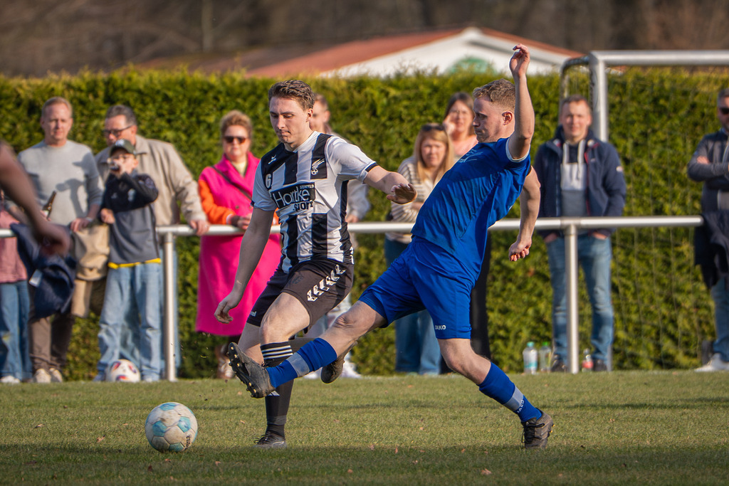 Fußball I Herren I Saison 2025-2026 I Kreisliga VEC I 17. Spieltag I BW Langförden - SV Falke Steinfeld I 7247 | jns.sportfotos - Realisiert mit Pictrs.com