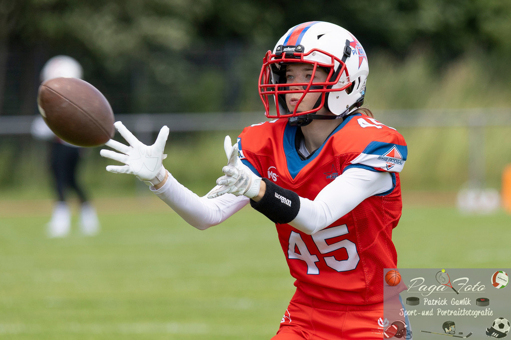GFLW 1: German Football League Women 1: Rodgau Pioneers Ladies - Stuttgart Scorpions Sisters, 07.06.2026 | Emilia Clauß / Clauss (Rodgau Pioneers Ladies #45) fängt einen Ball,, Freisteller, Portrait / Porträt, Rodgau Pioneers Ladies - Stuttgart Scorpions Sisters, Rodgau, Maingau-Energie-Stadion "Am Weichsee", 7.6.2026 - Realisiert mit Pictrs.com