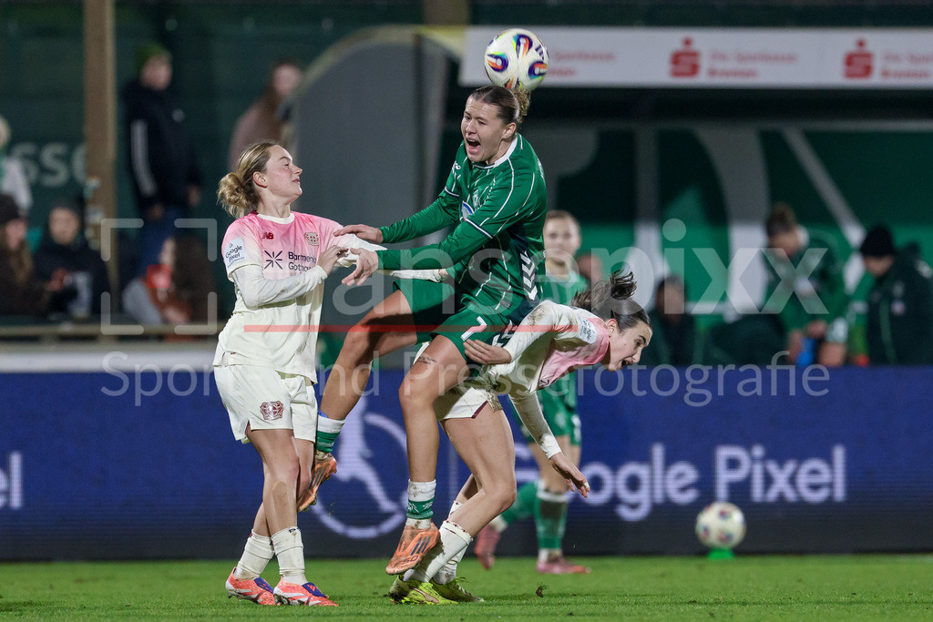 Fussball, Google Pixel Frauen-Bundesliga, SV Werder Bremen - Bayer 04 Leverkusen | v.li.: Sofie Zdebel (Bayer 04 Leverkusen, 16), Larissa Mühlhaus (SV Werder Bremen, 7) und Loreen Bender (Bayer 04 Leverkusen, 19) im Zweikampf, Duell, Dynamik, Aktion, Action, Spielszene, DIE DFB-RICHTLINIEN UNTERSAGEN JEGLICHE NUTZUNG VON FOTOS ALS SEQUENZBILDER UND/ODER VIDEOÄHNLICHE FOTOSTRECKEN. DFB REGULATIONS PROHIBIT ANY USE OF PHOTOGRAPHS AS IMAGE SEQUENCES AND/OR QUASI-VIDEO.