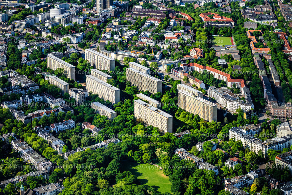 Hamburg_Grindelhochhäuser_ELS_2649240525 | HAMBURG 24.05.2025 Hochhäuser im Wohngebiet einer industriell gefertigten Plattenbau- Siedlung mit dem "Bezirksamt Eimsbüttel" am Grindelberg im Ortsteil Harvestehude in Hamburg, Deutschland. Weiterführende Informationen bei: Bezirksamt Eimsbüttel. // Skyscrapers in the residential area of industrially manufactured settlement with dem "Bezirksont Eimsbuettel" on Grindelberg in the district Harvestehude in Hamburg, Germany. Further information at: Bezirksamt Eimsbuettel. Foto: Martin Elsen