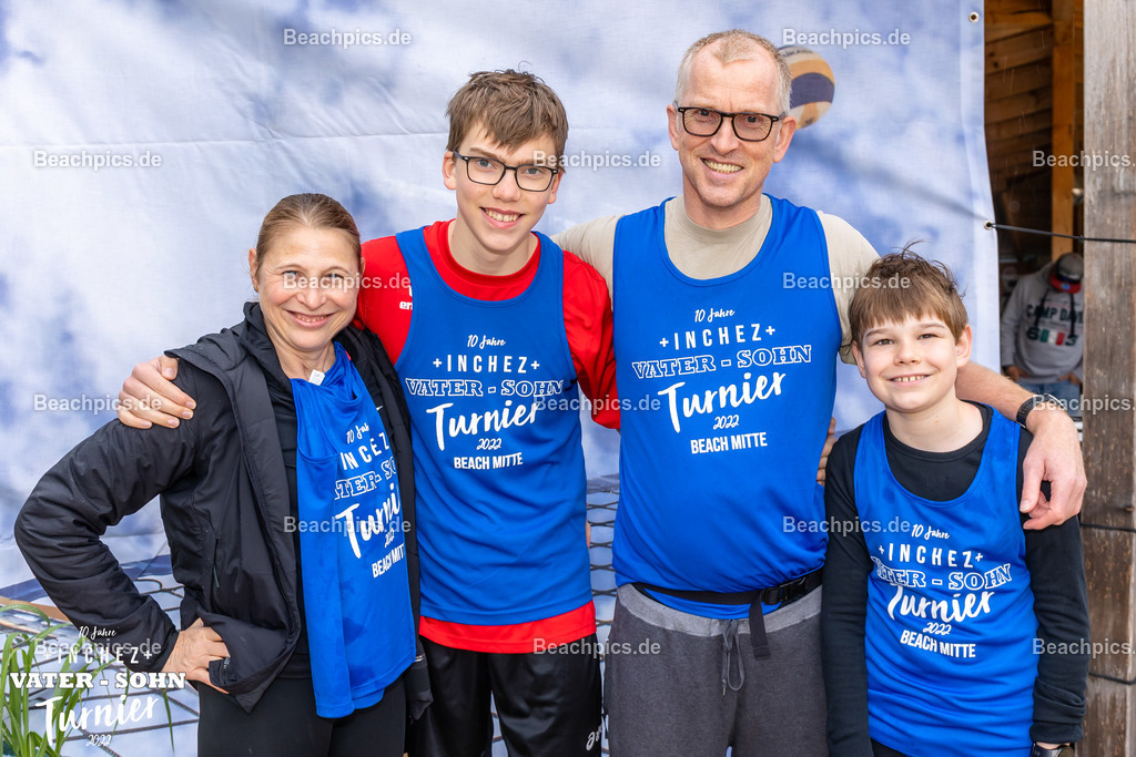 2022-00063165-Vater-Sohn-Turnier-Teamfotos-2 | 26.05.2022; Berlin Foto: Gerold Rebsch - www.beachpics.de