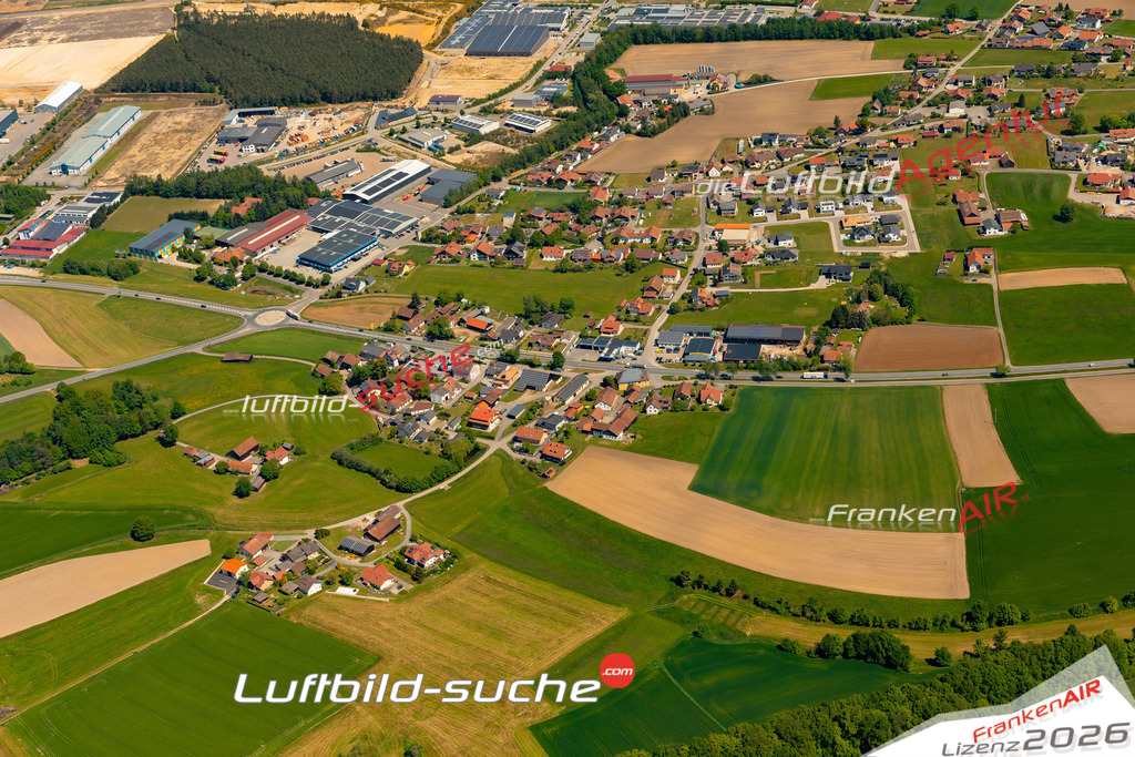 Das Luftbild zeigt : Mittelkreith Roding - Die Luftaufnahme wurde 2024 vom UL-Flugzeug aus erstellt ( keine Drohne ) - Hochauflösende Luftaufnahme - Für grossformatige Ausdrucke geeignet. Die Geschenkidee !Mit Lizenz und Bildrechte bestellbar