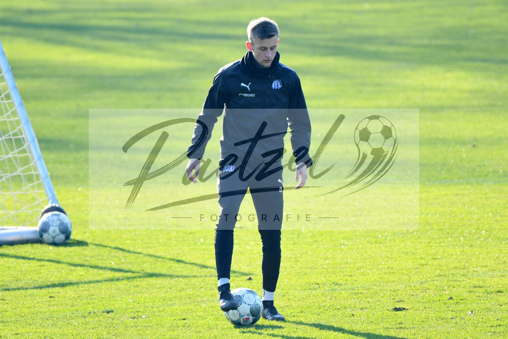 20200207_TRAOSN_0053 | Fußball, Herren: Sebastian Klaas (VfL Osnabrueck) in Aktion, am Ball, Einzelaktion waehrend der Trainingseinheit des VfL Osnabrueck im Sportpark Illoshoehe am 07.02.2020 in Osnabrueck, Deutschland. - Realisiert mit Pictrs.com