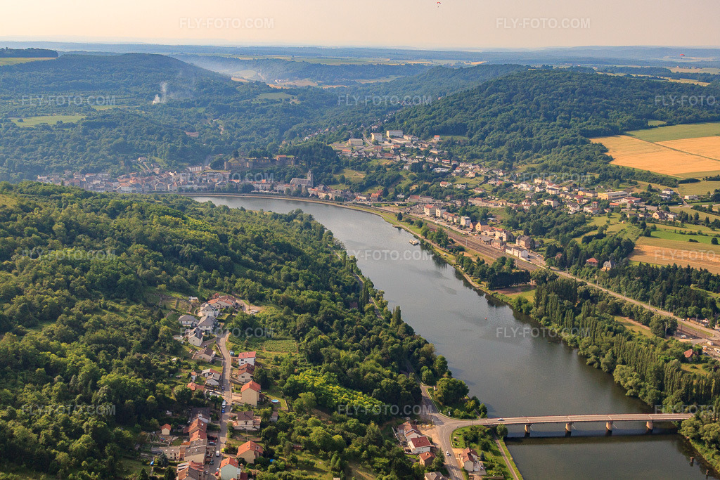 Aerial view: Village view above the Moselle from the southeast in Contz-les-Bains in the state Moselle, France. – Photo: IMG_29410.jpg taken on 06/26/2010 by Werner Riehm/FLY-FOTO.com – Resolution of the original: 4752 x 3168 px