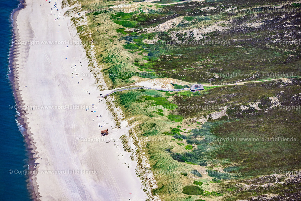 Sylt_Kampen_Strand_Höhe_Kläranlagen_ELS_5381130625 | KAMPEN (SYLT) 13.08.2025 Sandstrand- Landschaft entlang des Küsten- Verlaufes mit Strandtreppe in Kampen (Sylt) auf der Insel Sylt im Bundesland Schleswig-Holstein, Deutschland. // Beach landscape along the with Strandtreppe in Kampen (Sylt) at the island Sylt in the state Schleswig-Holstein, Germany. Foto: Martin Elsen