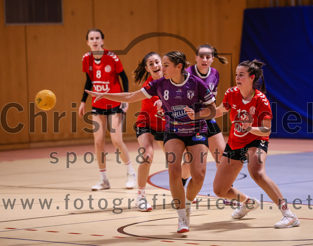 2025-01-18_085_SpVgg_Altenerding_gegen_TV_Altoetting | Erding, Deutschland, 18.01.2025:Handball, Bezirksoberliga Frauen Altbayern 2024 / 2024, 11. Spieltag, SpVgg Altenerding gegen TV Altötting, Endergebnis: 19:24Lena Prem (SpVgg Altenerding, #8), Stefanie Koller (TV Altötting, #13)Foto: Christian Riedel / fotografie-riedel.net