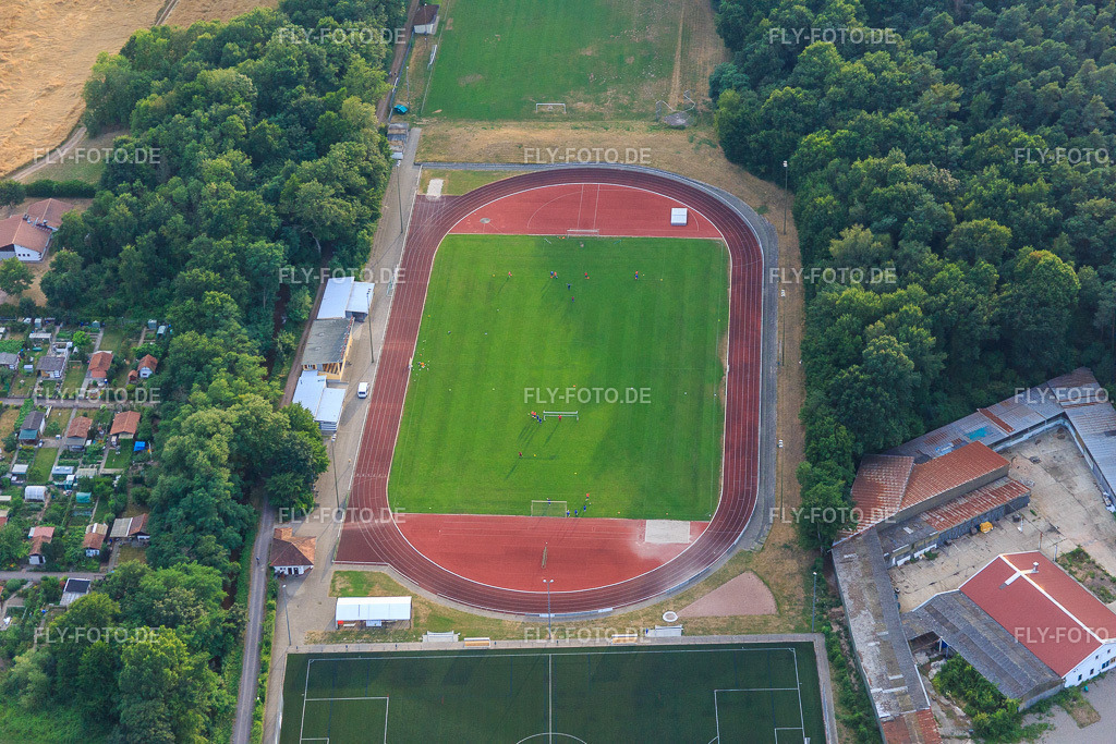 Franz-Hage Stadion | Luftbild: Franz-Hage Stadion in Bellheim im Bundesland Rheinland-Pfalz in Deutschland. Foto: IMG_083681.jpg vom 24.07.2015 durch Werner Riehm/FLY-FOTO.de - Realisiert mit Pictrs.com