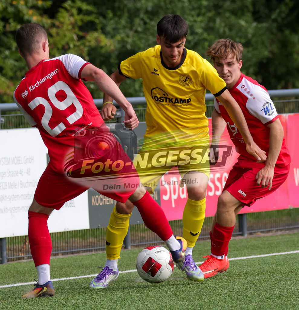 FC RW Kirchlengern - SuS Bad Westernkotten | Auf dem Bild zu sehen: Rot FC RW Kirchlengern v.l.: Artem Panasenkov, Julian Zähler ; gelb SuS Bad Westernkotten: Klarsah YarizadehFC RW Kirchlengern, SuS Bad Westernkotten, Saison 26/27, Westfalenliga, Kirchlengern, Deutschland - Realisiert mit Pictrs.com