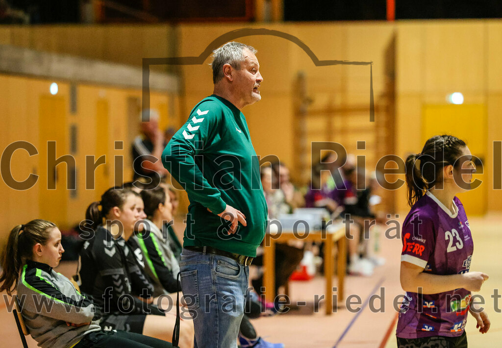 2024-02-10_022_SpVgg_Altenerding_gegen_SVA_Palzing | Erding, Deutschland, 10.02.2024:
Handball, Bezirksoberliga Frauen Altbayern 2023 / 2024, 14. Spieltag, SpVgg Altenerding gegen SVA Palzing, Endergebnis: 27:28

Trainer Peter Mesiarik (SVA Palzing), Katharina Künstner (SpVgg Altenerding, #23)Frederking, Jana

Foto: Christian Riedel / fotografie-riedel.net