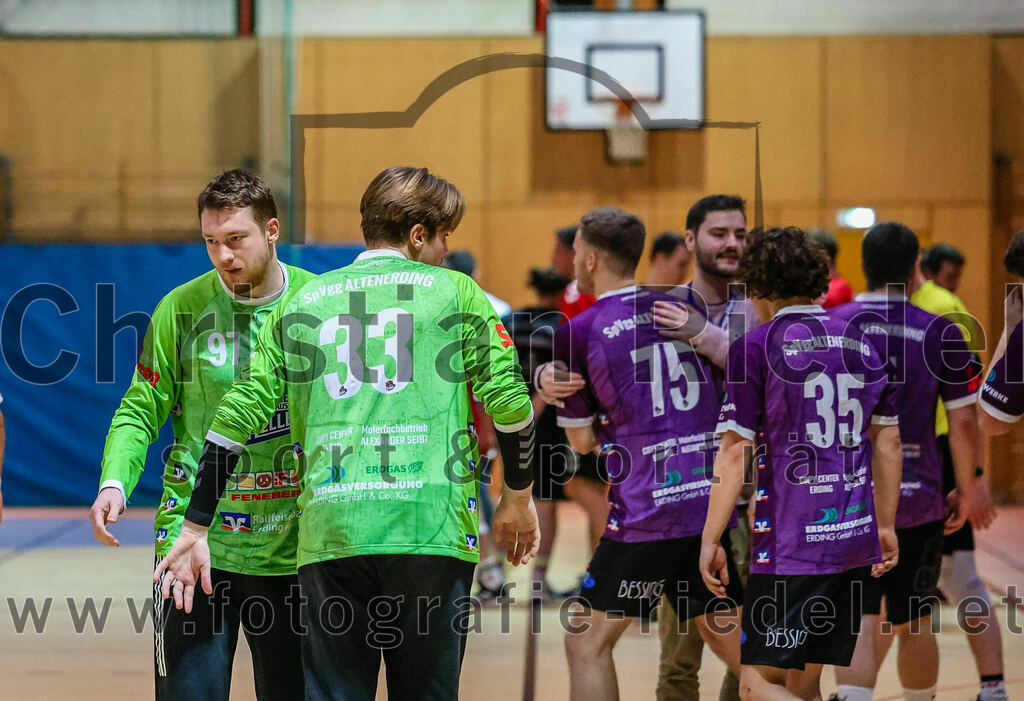 2024-01-27_088_SpVgg_Altenerding_gegen_TV_Altoetting | Erding, Deutschland, 27.01.2024:
Handball, Bezirksoberliga Männer 2023 / 2024, 13. Spieltag, SpVgg Altenerding gegen TV Altötting, Endergebnis: 30:28

Torwart Ferdinand Mayer (SpVgg Altenerding, #97), Torwart Jannik Fleps (SpVgg Altenerding, #33), Ferdinand Menzel (SpVgg Altenerding, #75), Jakob Köhler (SpVgg Altenerding, #35)

Foto: Christian Riedel / fotografie-riedel.net